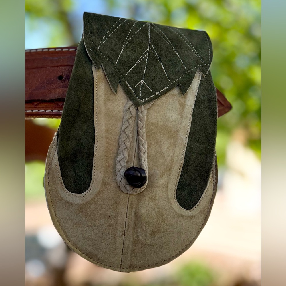GreenLeaf Fairytale Fantasy bag
Elfin belt pouch.Recycled suede Outdoor festival